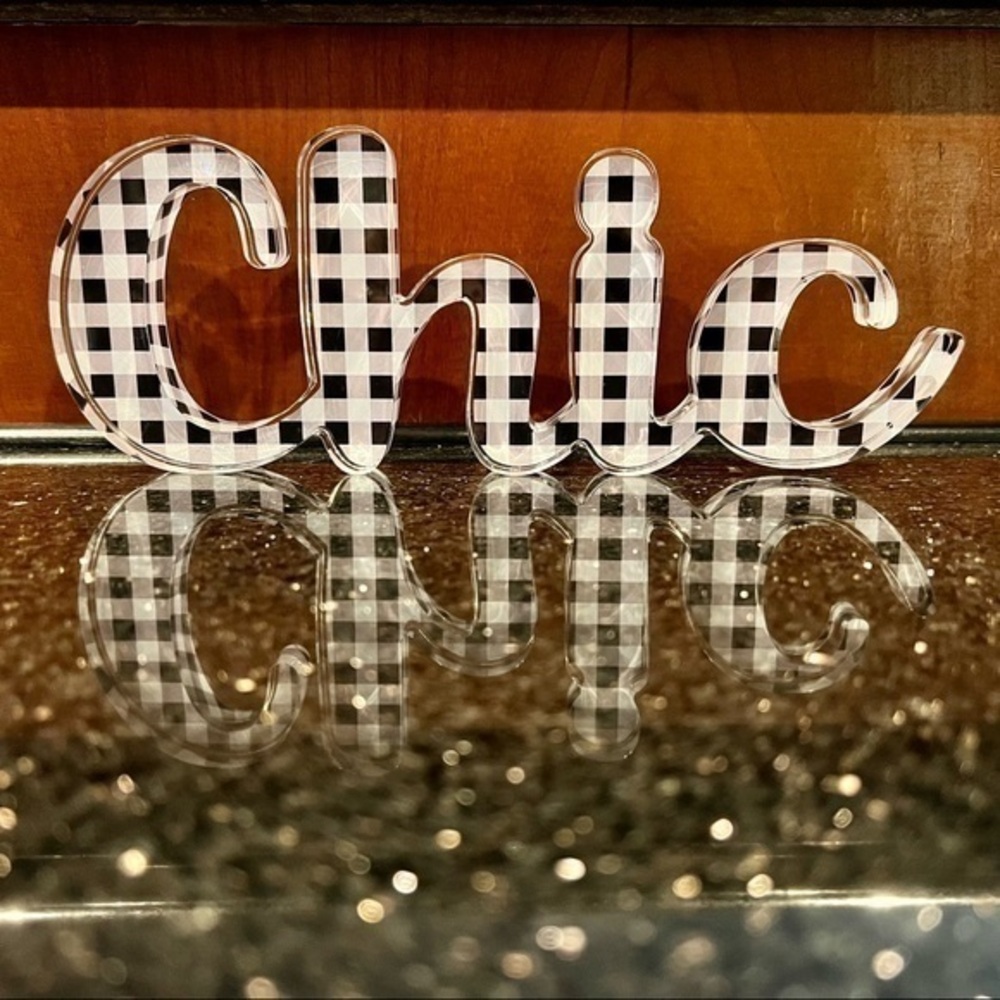 Acrylic black and white “Chic” accessories saying.(new)